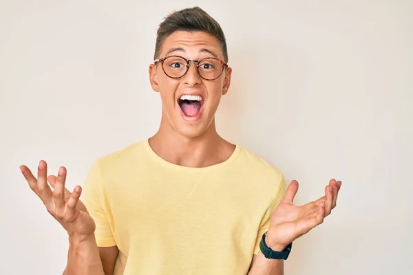 Gündelik Kıyafetler Gözlük Takan Genç Spanyol Çocuk Zaferi Mutlu Bir — Stok fotoğraf