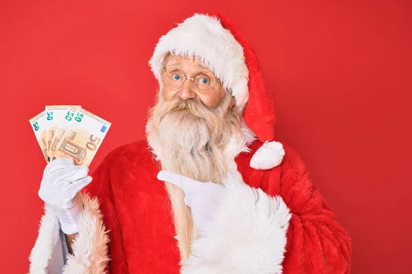 Velho Homem Sênior Vestindo Traje Papai Noel Segurando Euros Sorrindo — Fotografia de Stock