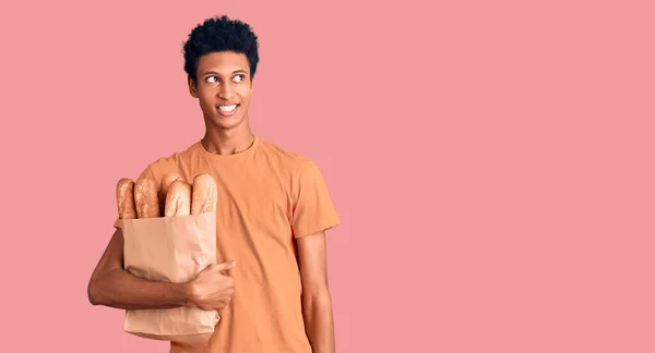 Jovem Afro Americano Segurando Saco Papel Com Pão Sorrindo Olhando — Fotografia de Stock