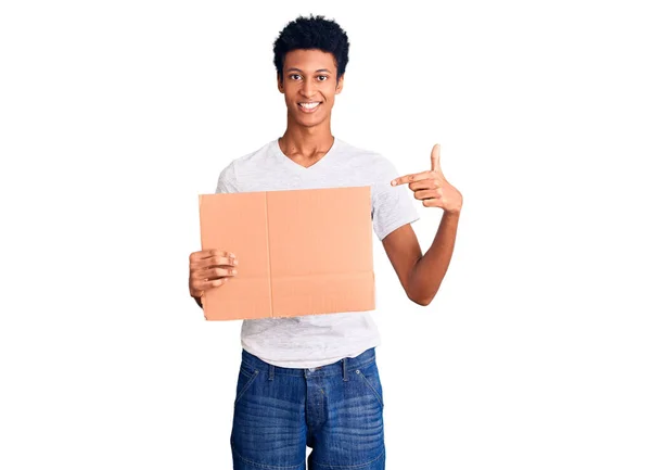 Jeune Homme Afro Américain Tenant Bannière Carton Souriant Heureux Pointant — Photo