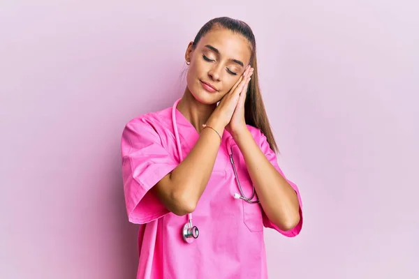 Ung Latinamerikansk Kvinna Klädd Läkaruniform Och Stetoskop Sover Trött Drömmer — Stockfoto