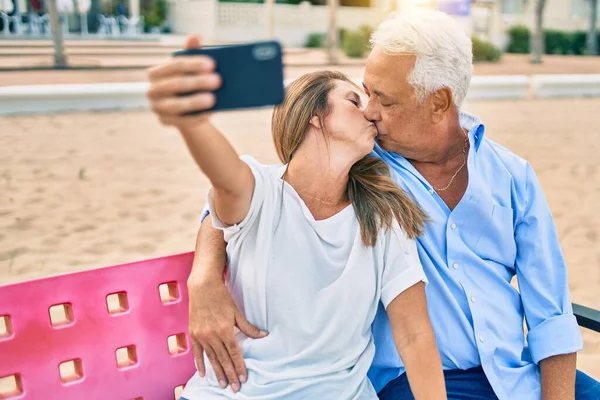 Pareja Hispana Mediana Edad Haciendo Selfie Por Teléfono Inteligente Besándose —  Fotos de Stock