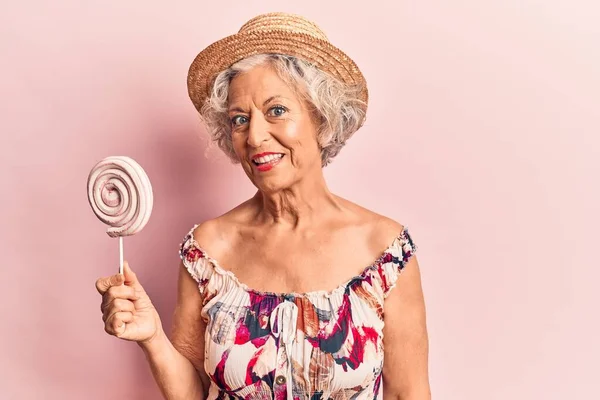 Yaşlı Gri Saçlı Kadın Elinde Lolipop Tutarken Mutlu Pozitif Görünüyor — Stok fotoğraf