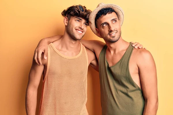 Jovem Casal Gay Vestindo Roupas Verão Olhando Para Lado Com — Fotografia de Stock