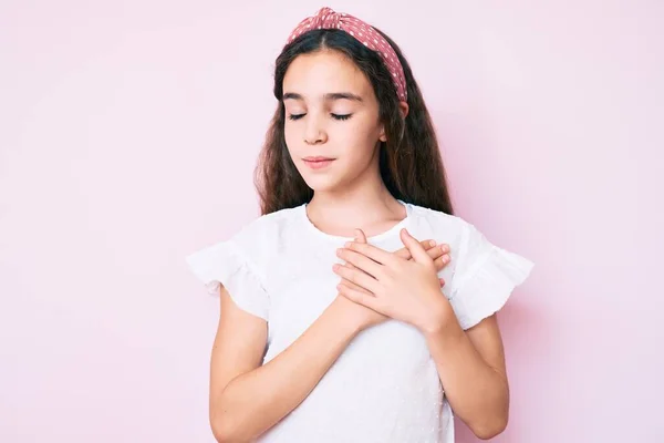 Schattig Latijns Amerikaans Meisje Casual Kleding Diadeem Glimlachend Met Handen — Stockfoto