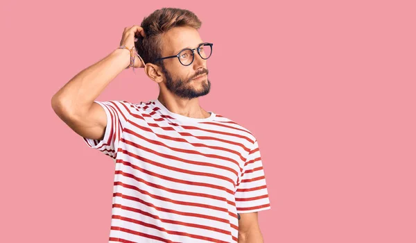 Schöner Blonder Mann Mit Bart Lässiger Kleidung Und Brille Verwirrt — Stockfoto