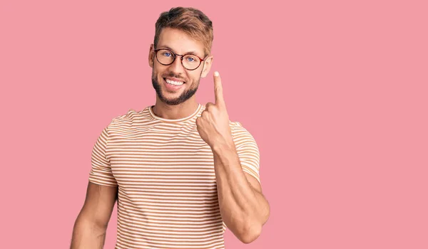 Jeune Homme Caucasien Portant Des Vêtements Décontractés Des Lunettes Montrant — Photo