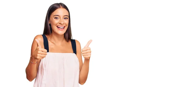 Młoda Latynoska Kobieta Ubrana Luźne Ubrania Znak Sukcesu Robi Pozytywny — Zdjęcie stockowe