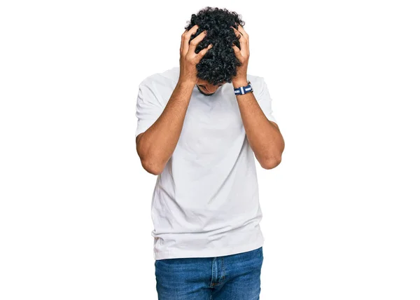 Homem Árabe Jovem Vestindo Camisa Branca Casual Sofrendo Dor Cabeça — Fotografia de Stock