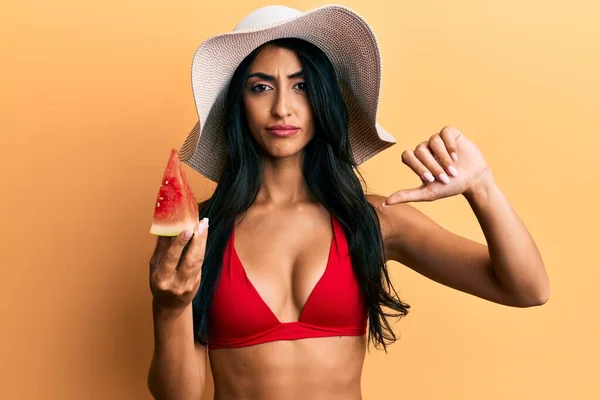 Vacker Latinamerikansk Kvinna Bikini Som Äter Vattenmelon Med Argt Ansikte — Stockfoto