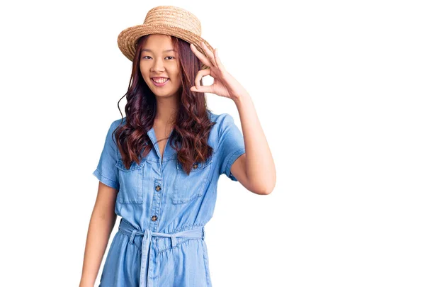Молодая Красивая Китайская Девушка Летней Шляпе Улыбается Позитивно Делая Хороший — стоковое фото