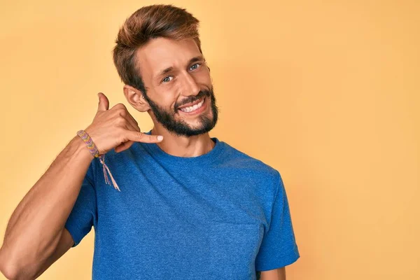 Charmant Homme Caucasien Barbu Portant Des Vêtements Décontractés Souriant Faisant — Photo