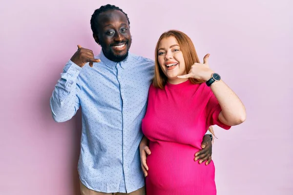 Jovem Casal Interracial Esperando Bebê Tocando Barriga Grávida Sorrindo Fazendo — Fotografia de Stock