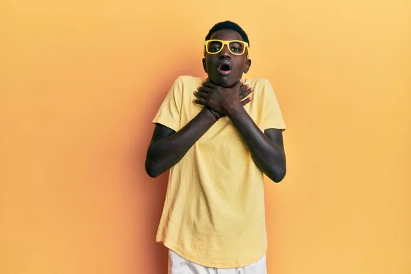 Sıradan Kıyafetler Gözlük Takmış Genç Afro Amerikalı Adam Bağırıyor Boğuluyor — Stok fotoğraf