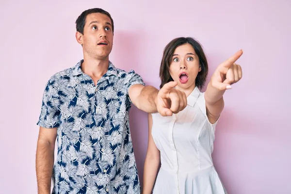 Mooi Koppel Met Casual Kleding Wijzen Met Vinger Verrast Vooruit — Stockfoto