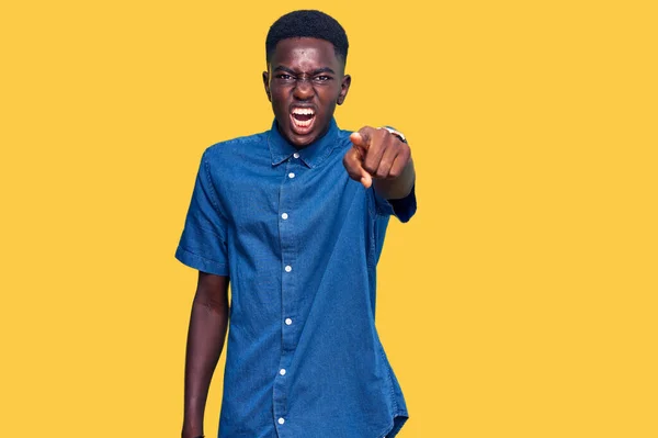 Молодой Африканский Американец Повседневной Одежде Указывает Недовольство Разочарование Камере Злой — стоковое фото