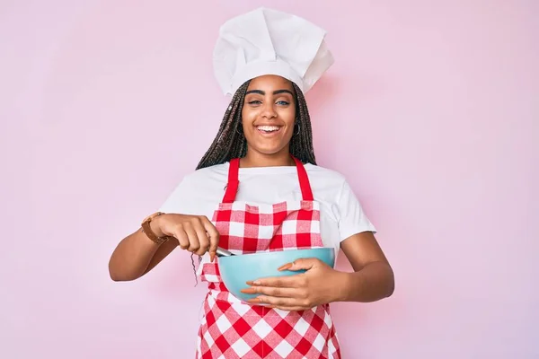 Ung Afrikansk Amerikansk Kvinna Med Flätor Matlagning Med Bagare Vissla — Stockfoto
