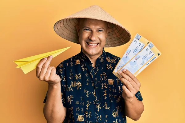 Glatzkopf Mittleren Alters Mit Traditionellem Asiatischen Hut Und Bordkarte Lächelnd — Stockfoto
