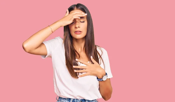 Mujer Hispana Joven Con Camiseta Blanca Casual Tocando Frente Por —  Fotos de Stock