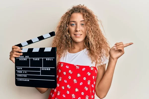 Schöne Kaukasische Teenager Mädchen Mit Video Film Klapptafel Lächelnd Glücklich — Stockfoto