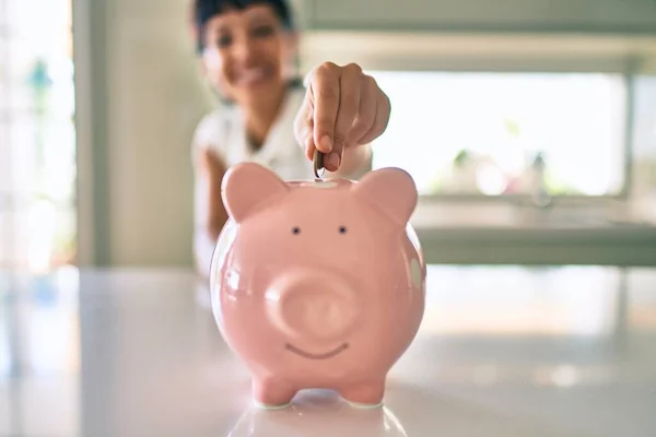 Junge Brünette Frau Lächelt Glücklich Und Legt Ersparnisse Sparschwein — Stockfoto