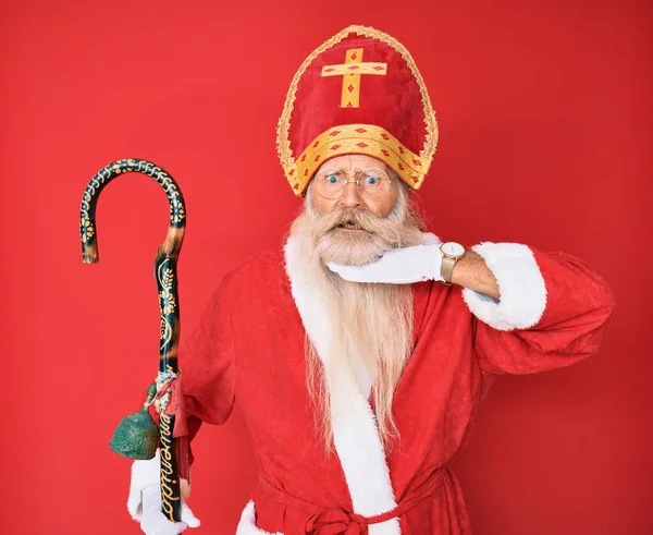 Velho Homem Sênior Com Cabelos Grisalhos Barba Comprida Vestindo Traje — Fotografia de Stock