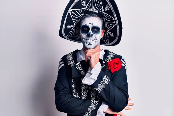 Mladý Muž Mexickém Kostýmu Přes Bílou Vypadal Sebevědomě Kameru Úsměvem — Stock fotografie