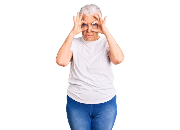 Senior Hermosa Mujer Con Ojos Azules Pelo Gris Con Camiseta — Foto de Stock