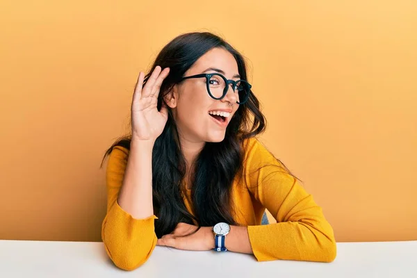 Mooie Brunette Jonge Vrouw Met Een Bril Casual Kleding Zitten — Stockfoto