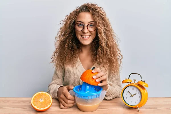 Belle Adolescente Caucasienne Faisant Jus Orange Pour Petit Déjeuner Souriant — Photo