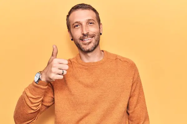 Joven Hombre Guapo Con Ropa Casual Sonriendo Feliz Positivo Pulgar — Foto de Stock