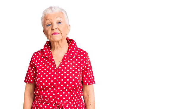 Mulher Bonita Sênior Com Olhos Azuis Cabelos Grisalhos Vestindo Vestido — Fotografia de Stock