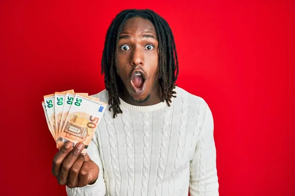 Afro Amerikaanse Man Met Vlechten Met Een Bos Van Eurobankbiljetten — Stockfoto