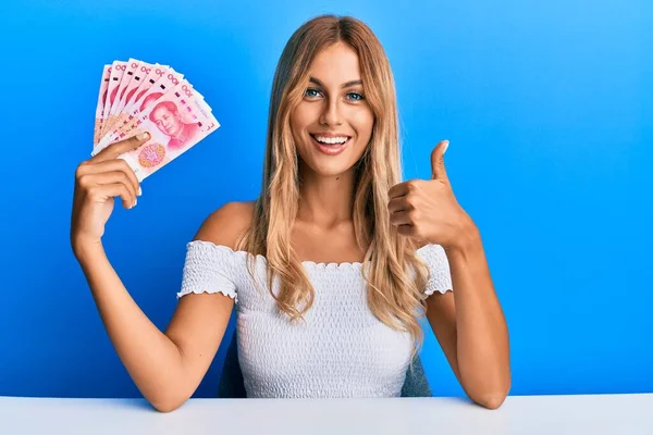 Hermosa Mujer Joven Rubia Sosteniendo Billetes Chinos 100 Yuanes Sonriendo — Foto de Stock