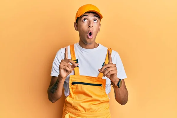 Young Handsome African American Man Wearing Handyman Uniform Yellow Background — Stock Photo, Image