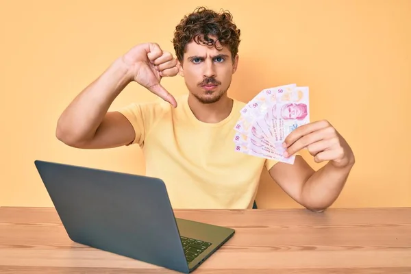 Joven Caucásico Con Cabello Rizado Sentado Mesa Trabajando Con Laptop —  Fotos de Stock