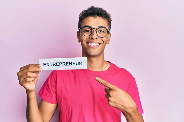 Jovem Afro Americano Bonito Segurando Papel Empreendedor Sorrindo Feliz Apontando — Fotografia de Stock