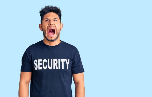Όμορφος Λατίνος Αμερικανός Νεαρός Μπλουζάκι Ασφαλείας Θυμωμένος Και Θυμωμένος Ουρλιάζοντας — Φωτογραφία Αρχείου