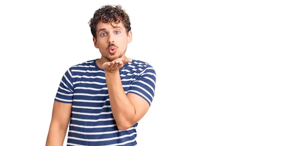 Jovem Homem Bonito Com Cabelo Encaracolado Vestindo Roupas Casuais Olhando — Fotografia de Stock