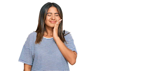 Jeune Fille Latine Portant Des Vêtements Décontractés Touchant Bouche Avec — Photo