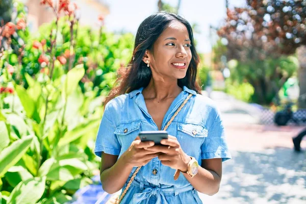 Joven Hermosa Mujer India Sonriendo Feliz Usando Smartphone Caminando Parque — Foto de Stock