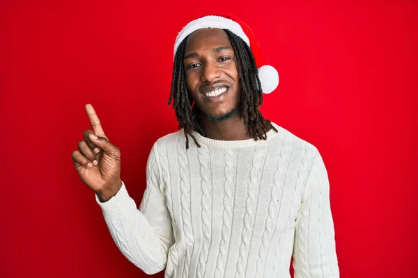 Hombre Afroamericano Con Trenzas Con Sombrero Navidad Con Una Gran —  Fotos de Stock