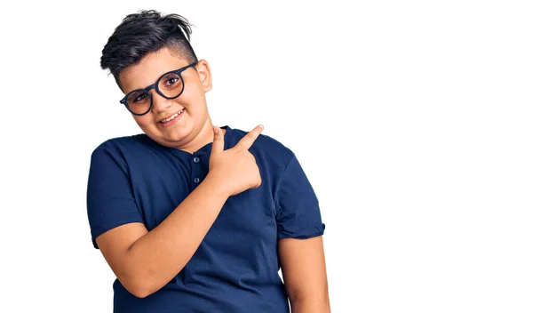 Niño Pequeño Vistiendo Ropa Casual Gafas Alegres Con Una Sonrisa — Foto de Stock