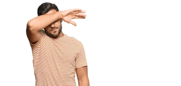 Snygg Latinamerikansk Man Klädd Vardagskläder Som Täcker Ögon Med Arm — Stockfoto