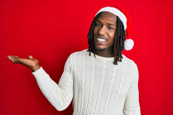 Africano Americano Com Tranças Vestindo Chapéu Natal Sorrindo Alegre Apresentando — Fotografia de Stock