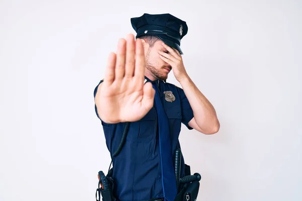 Mladý Běloch Policejní Uniformě Zakrývající Oči Rukama Zastavující Gesto Smutným — Stock fotografie