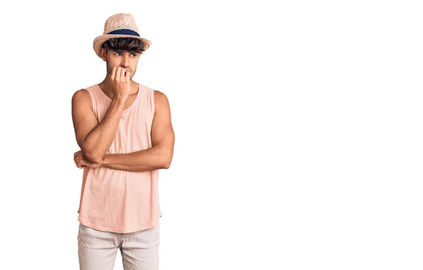 夏の帽子をかぶっている若いヒスパニック系の男性は 口の中で爪をかむ上で手でストレスと緊張している 不安の問題 — ストック写真
