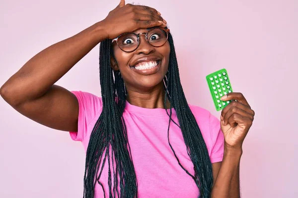 Mujer Afroamericana Con Trenzas Sosteniendo Píldoras Anticonceptivas Estresadas Frustradas Con —  Fotos de Stock