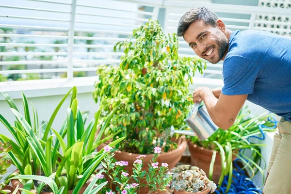 Jonge Knappe Man Lacht Gelukkig Zorgzame Planten Met Behulp Van — Stockfoto