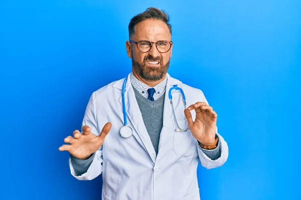 Bonito Homem Meia Idade Vestindo Uniforme Médico Estetoscópio Expressão Enojada — Fotografia de Stock